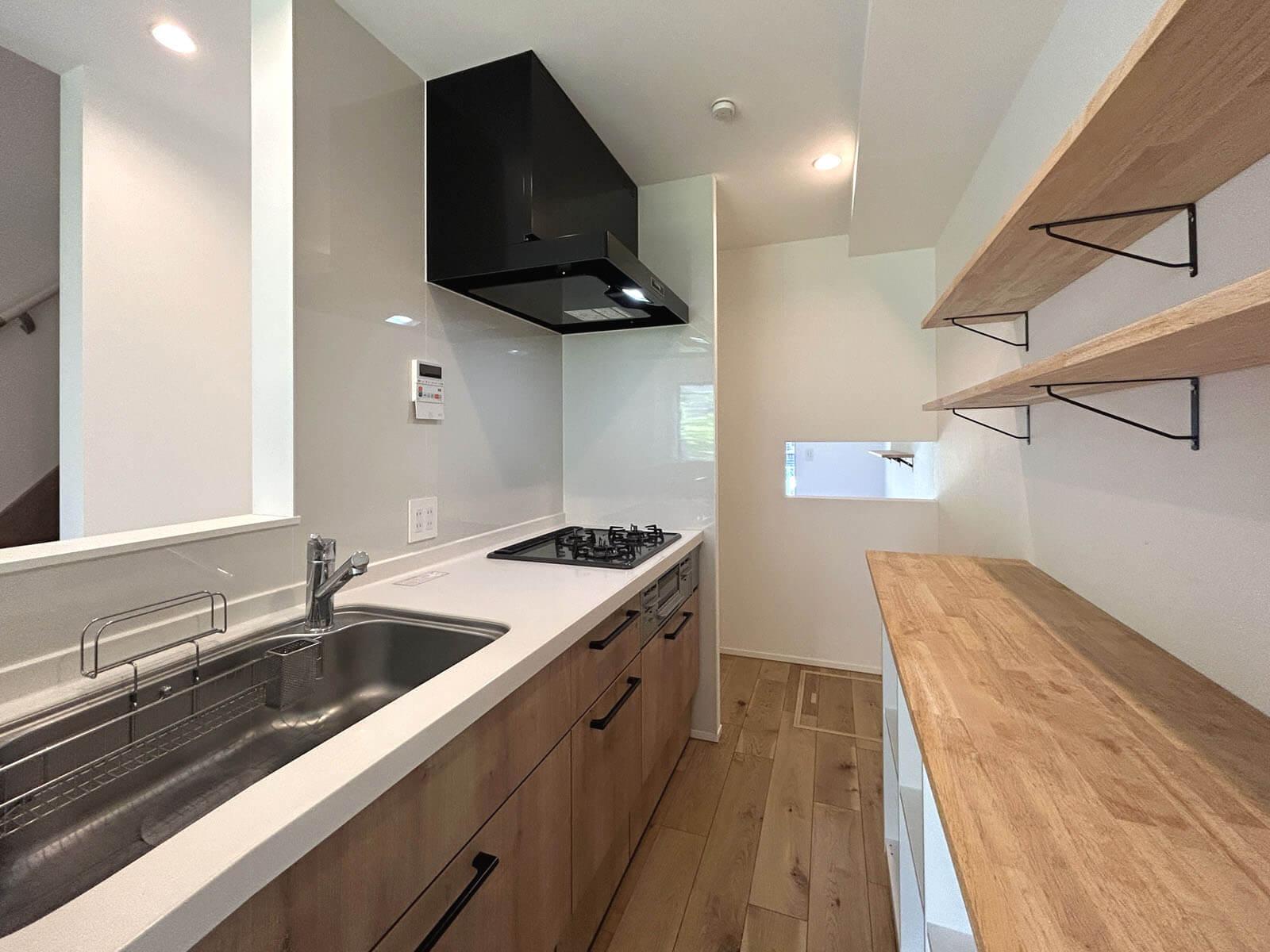 世田谷区宇奈根の賃貸物件/キッチンの小窓からは店の様子が伺えます

