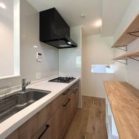 世田谷区宇奈根の賃貸物件/キッチンの小窓からは店の様子が伺えます

