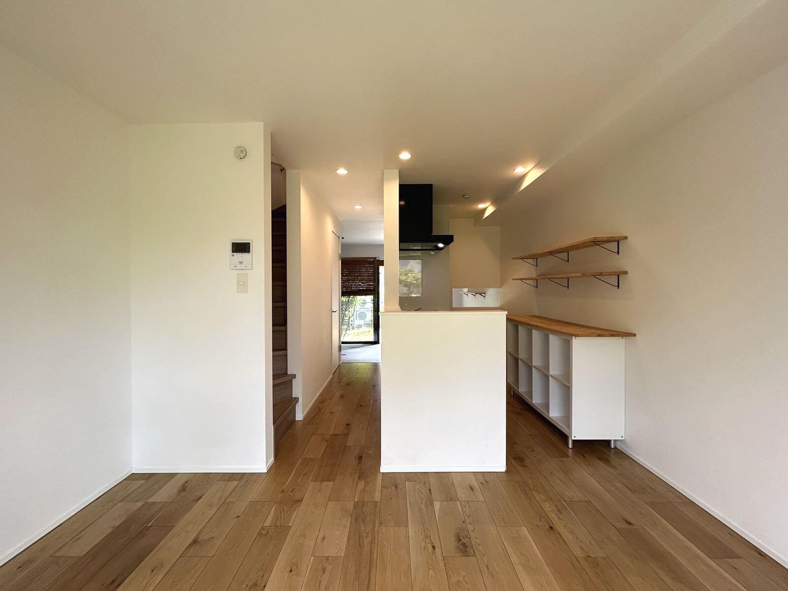 世田谷区宇奈根の賃貸物件/奥に土間がちらりと見え、左の階段を上るとオフな空間へ