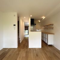 世田谷区宇奈根の賃貸物件/奥に土間がちらりと見え、左の階段を上るとオフな空間へ