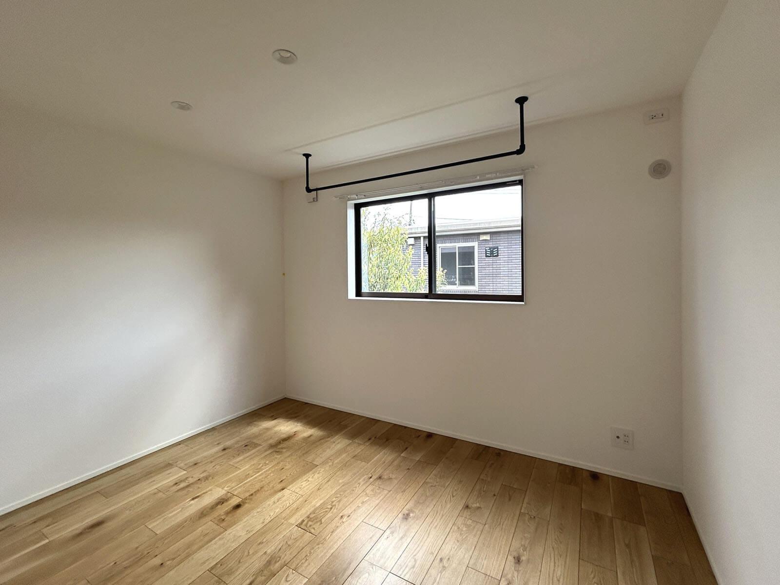 世田谷区宇奈根の賃貸物件/2階、南向き7帖のオープンな洋室
