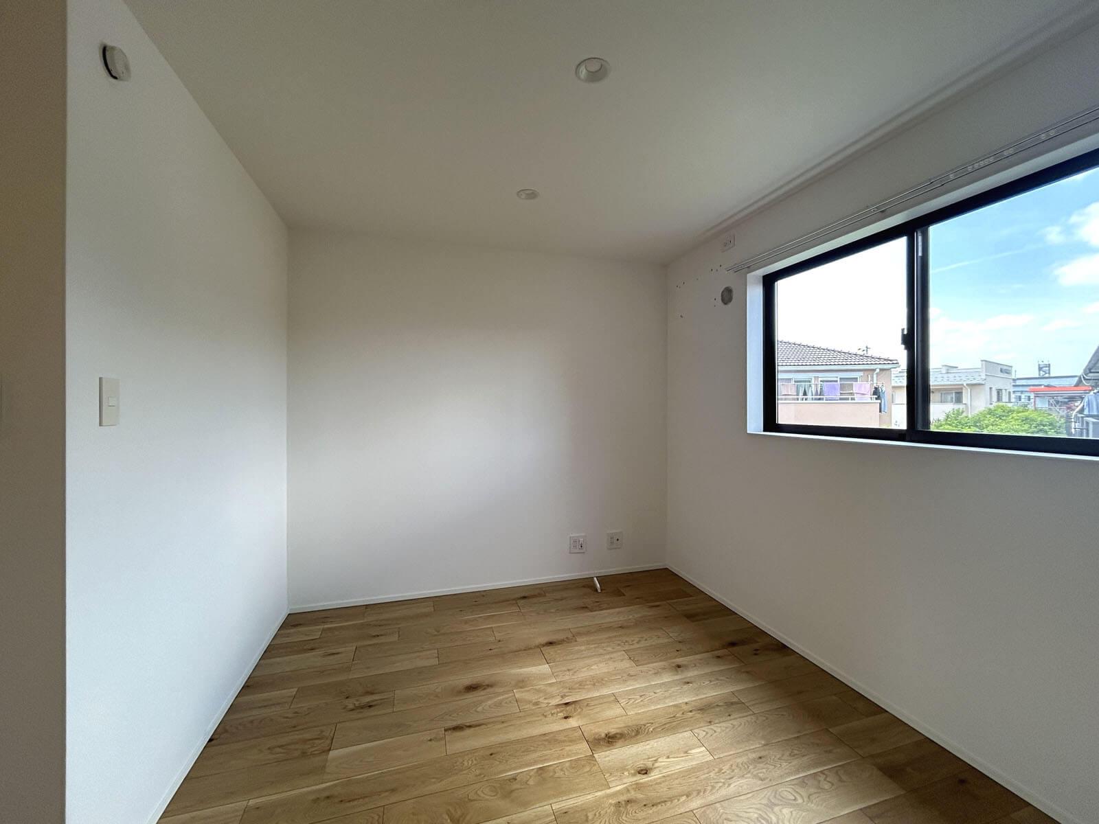 世田谷区宇奈根の賃貸物件/北向き6帖の洋室、どの部屋も収納がないので自分で用意が必要です