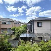 世田谷区宇奈根の賃貸物件/北向き6帖の洋室、窓からは抜けのいい眺め