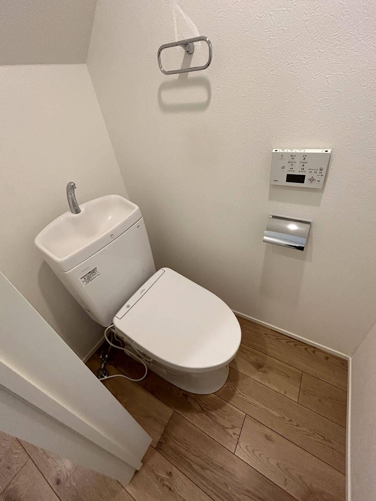 世田谷区宇奈根の賃貸物件/トイレは1階の階段下に