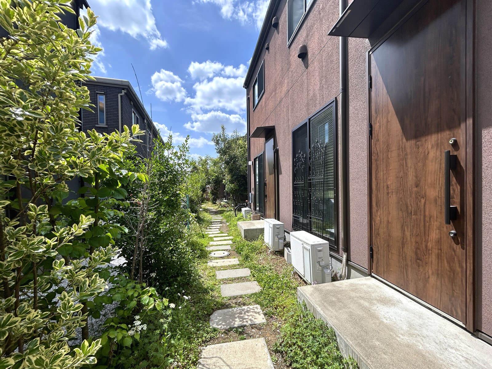 世田谷区宇奈根の賃貸物件/長屋の入口側から、いくつかの玄関前を通り過ぎ奥のほうに進みます