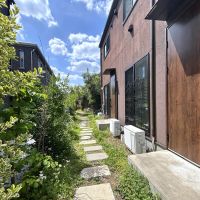 世田谷区宇奈根の賃貸物件/長屋の入口側から、いくつかの玄関前を通り過ぎ奥のほうに進みます