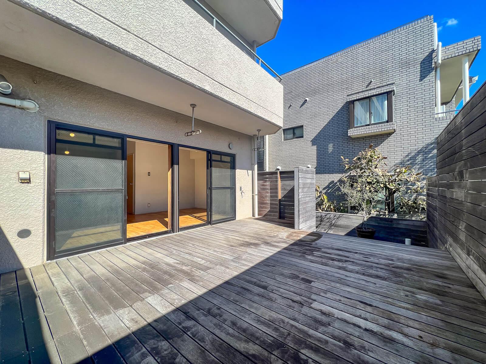 杉並区井草の賃貸物件/お隣の103号室のウッドデッキ。写真撮影時はあいにくの雨でしたが、空が広く、晴れていたら日当たりが良さそうな気がしました