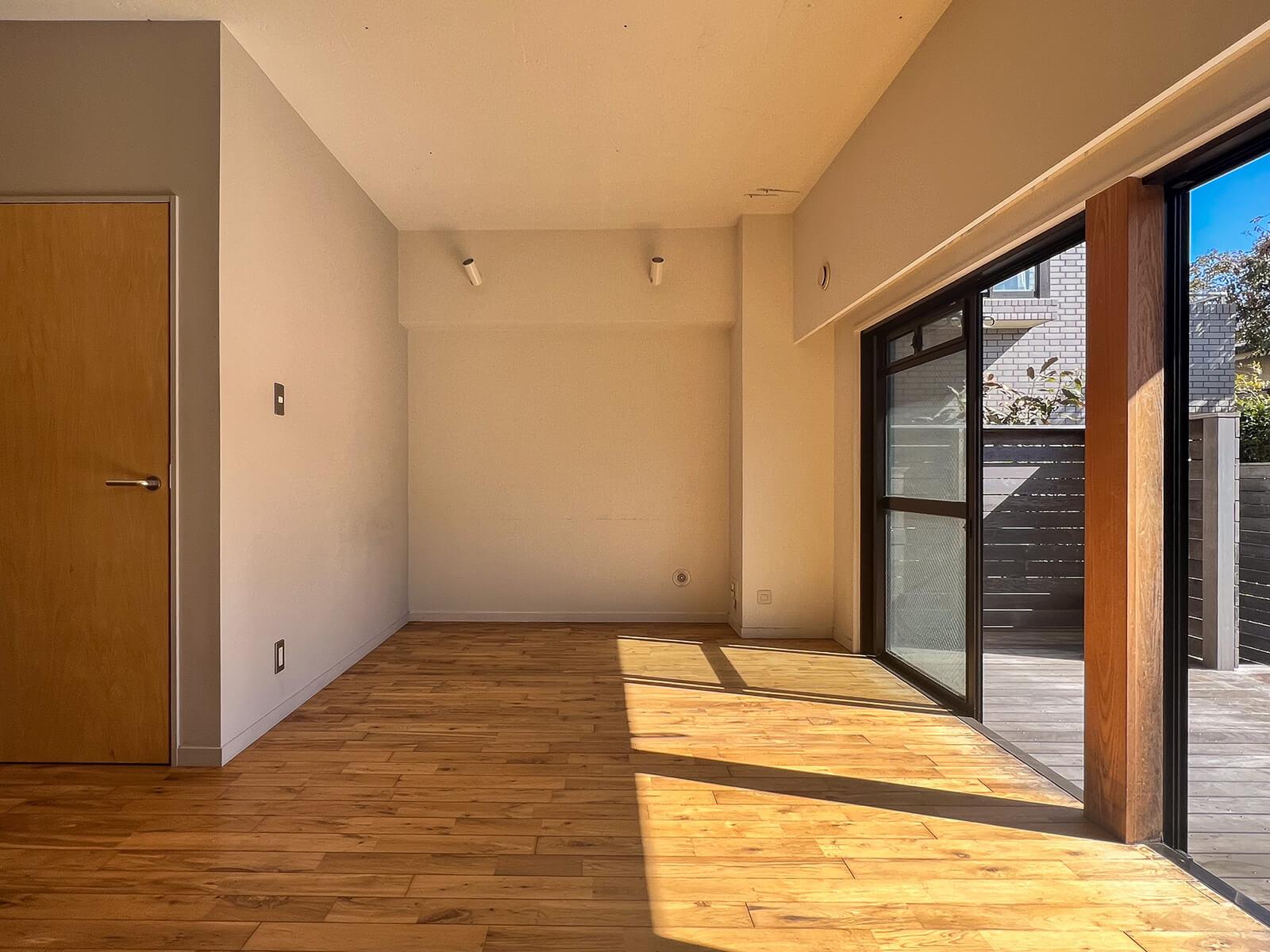 杉並区井草の賃貸物件/寝室スペースはウッドデッキに面しています