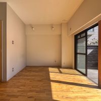 杉並区井草の賃貸物件/寝室スペースはウッドデッキに面しています