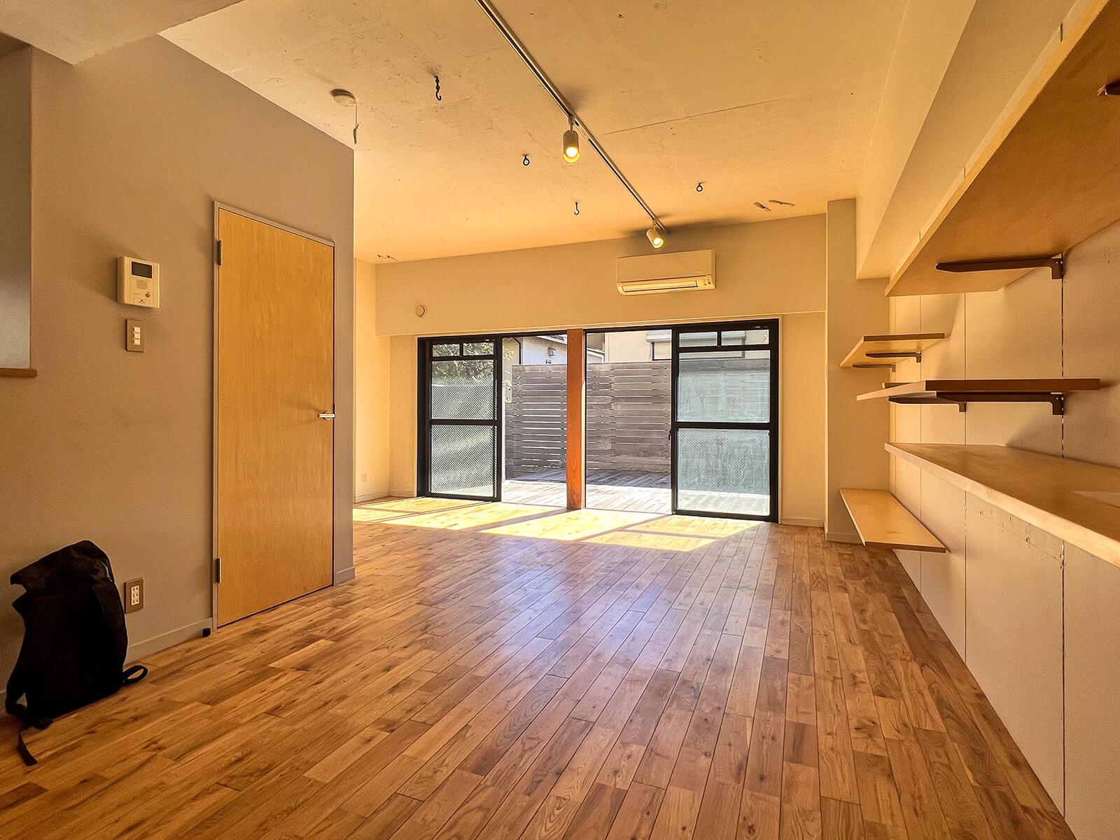 杉並区井草の賃貸物件/リビングの可動棚の棚板はオーナーさんに相談すれば増やすことや減らすことが可能です