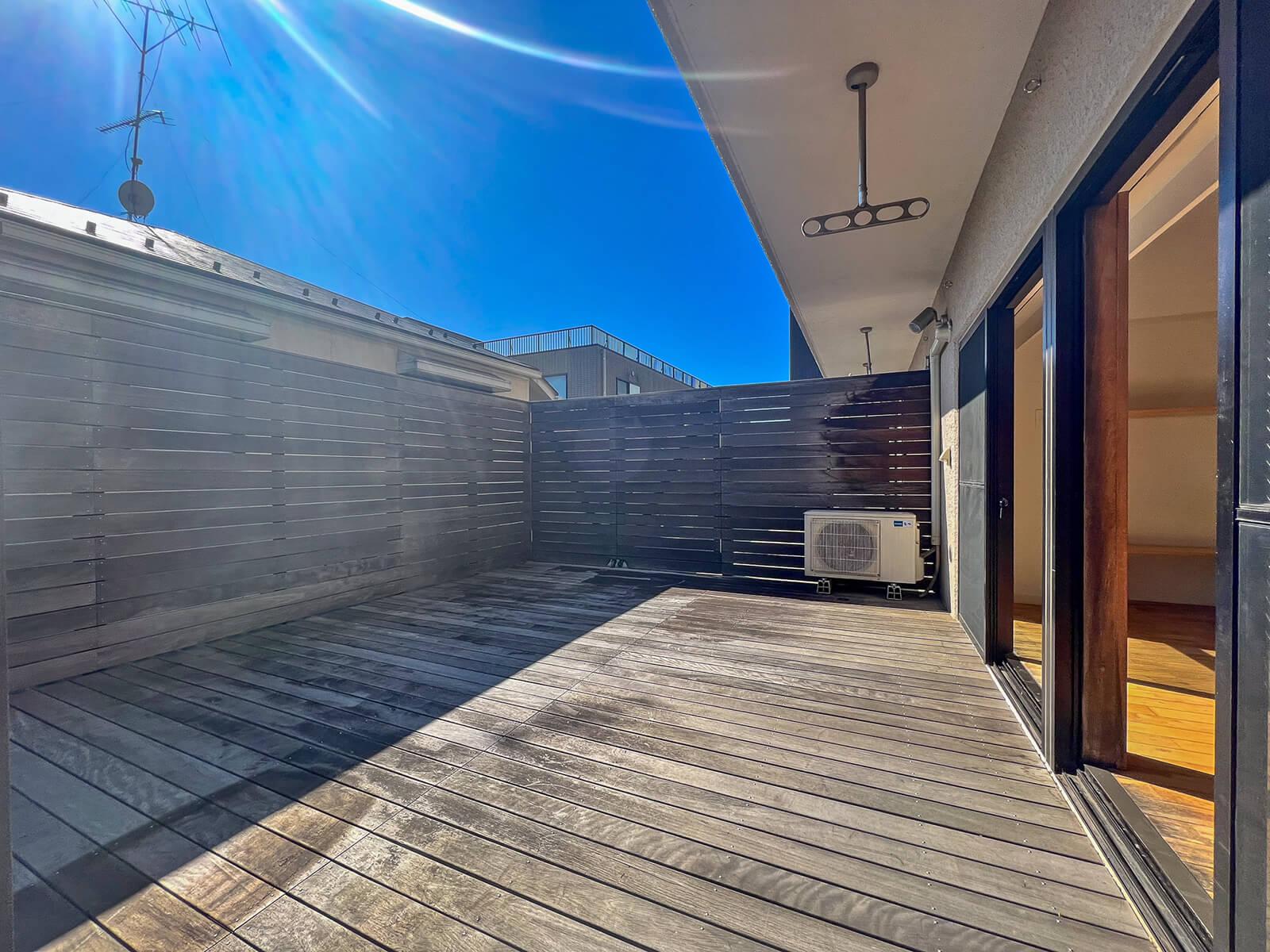 杉並区井草の賃貸物件/広々としたウッドデッキ。一部が避難経路になっているので、荷物などを置くことができませんが、それでも十分な広さがあります