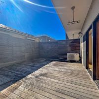 杉並区井草の賃貸物件/広々としたウッドデッキ。一部が避難経路になっているので、荷物などを置くことができませんが、それでも十分な広さがあります