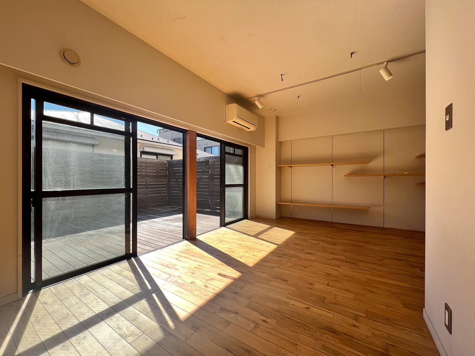 杉並区井草の賃貸物件/寝室スペースからウッドデッキビュー