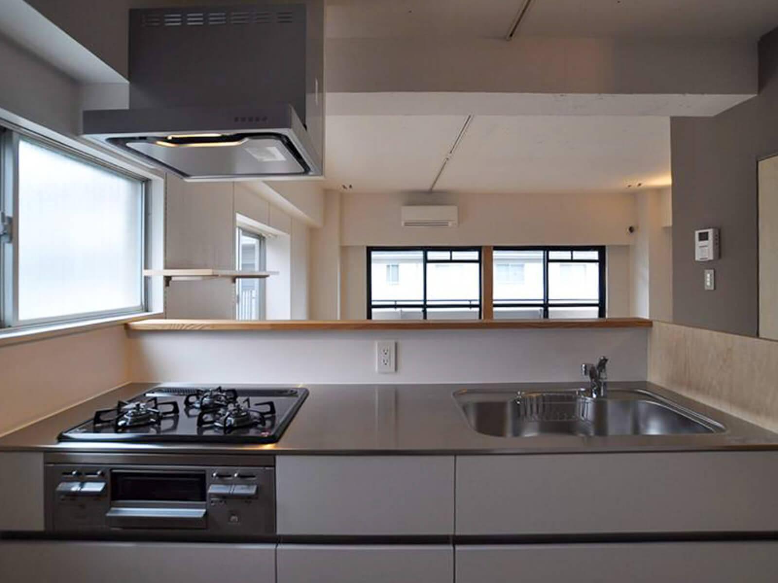 杉並区井草の賃貸物件/他のお部屋のキッチン。今回募集の部屋もこういった対面式のキッチンなので、部屋やウッドデッキが見渡せます