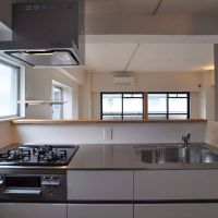 杉並区井草の賃貸物件/他のお部屋のキッチン。今回募集の部屋もこういった対面式のキッチンなので、部屋やウッドデッキが見渡せます