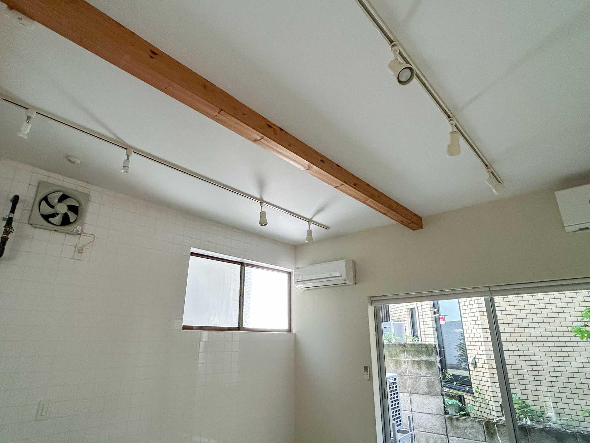 目黒区下目黒の賃貸物件/天井は高く2.8mほど。ライティングレールが設置されているので、お好きな照明をご用意ください