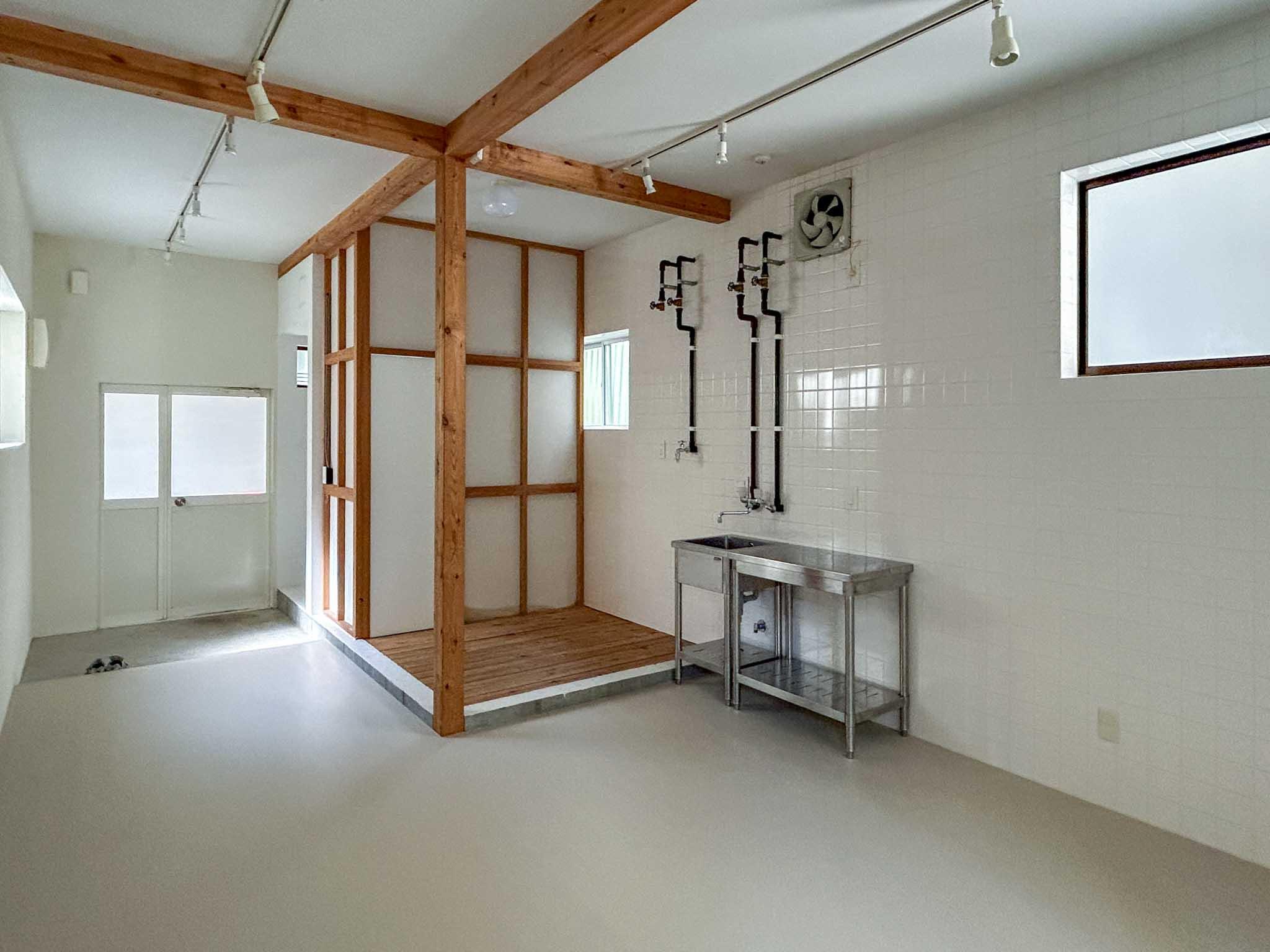 目黒区下目黒の賃貸物件/床はベージュの長尺シート、壁面は白い塗装とタイル。木部がちょうどいい塩梅で混じっていて、雰囲気はグッド