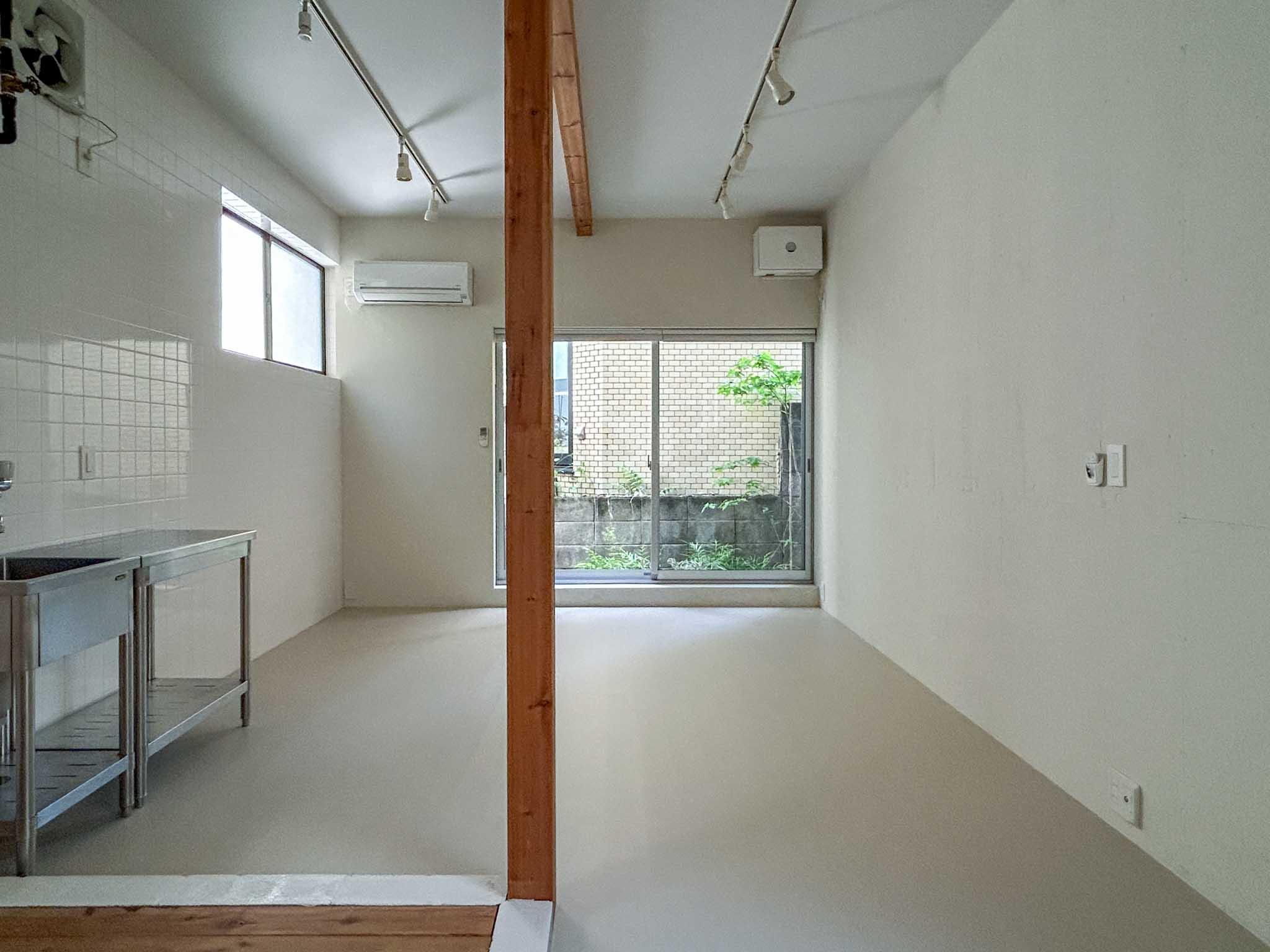 目黒区下目黒の賃貸物件/窓側をみる。陽当たりは控えめですが、白い内装のおかげで暗い雰囲気は感じません