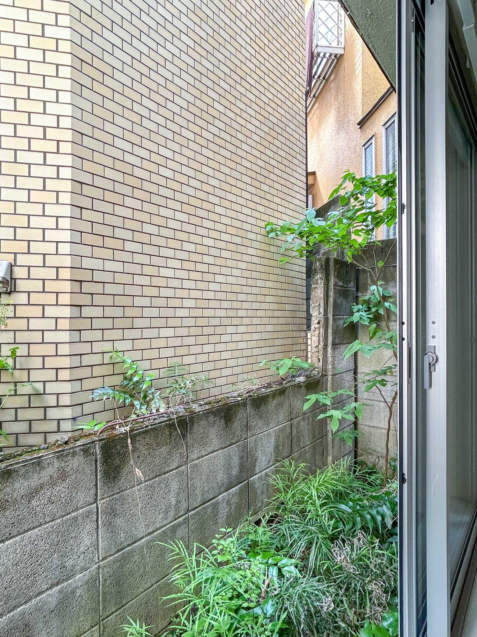 目黒区下目黒の賃貸物件/掃き出し窓の外。目の前に建物がありますが、周囲の視線はきになりません