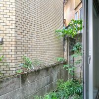 目黒区下目黒の賃貸物件/掃き出し窓の外。目の前に建物がありますが、周囲の視線はきになりません