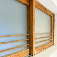目黒区下目黒の賃貸物件/洗面台の背面についた小窓。木造アパートの面影を感じます