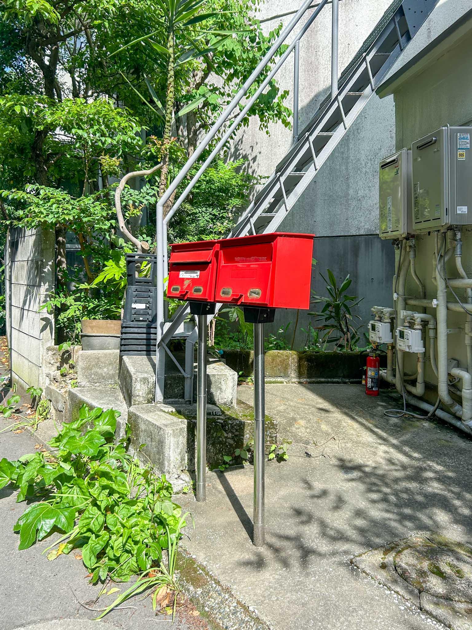 目黒区下目黒の賃貸物件/赤いポストがかわいらしい