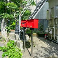目黒区下目黒の賃貸物件/赤いポストがかわいらしい