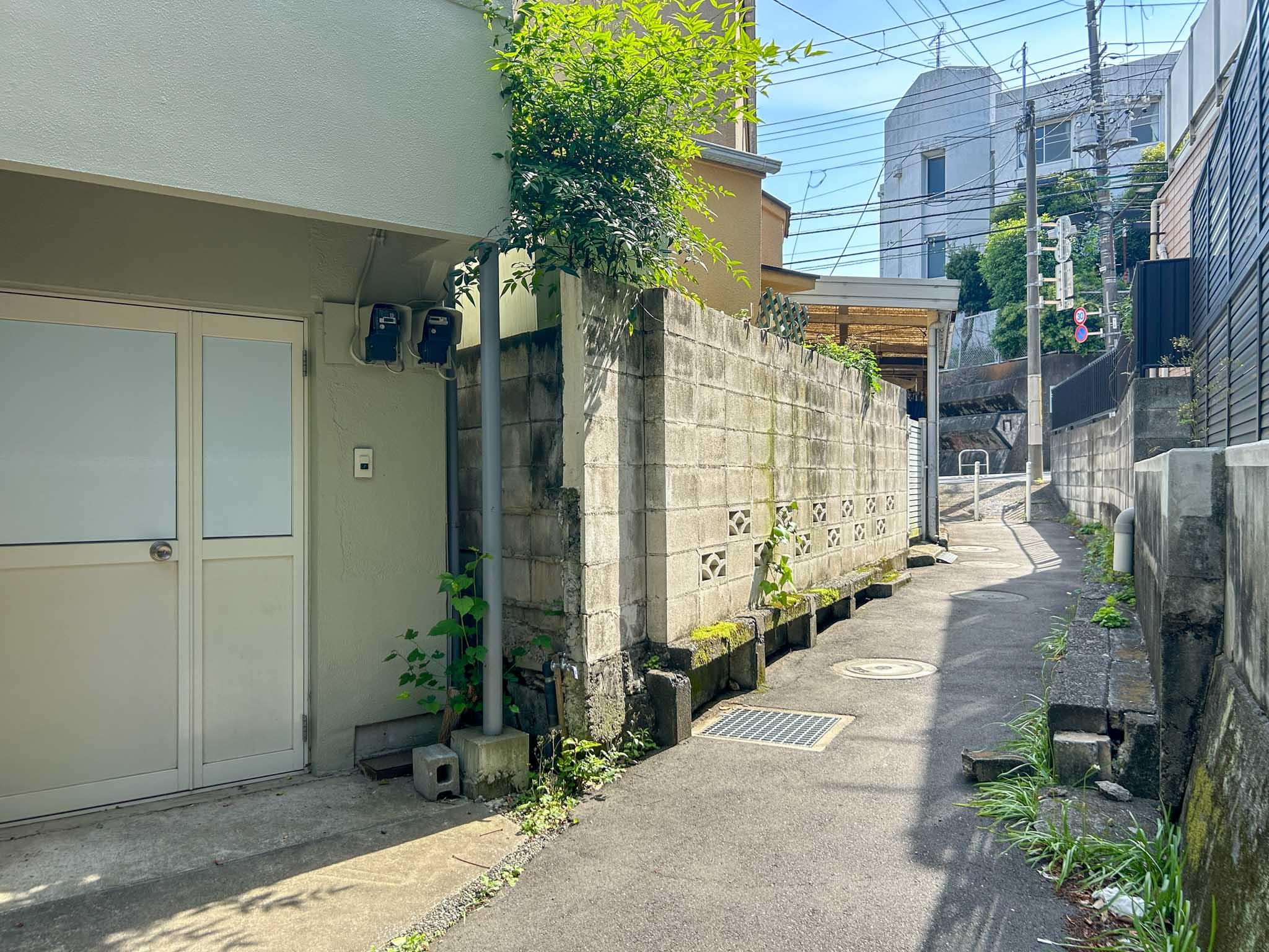 目黒区下目黒の賃貸物件/路地の先に道路があります