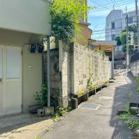 目黒区下目黒の賃貸物件/路地の先に道路があります