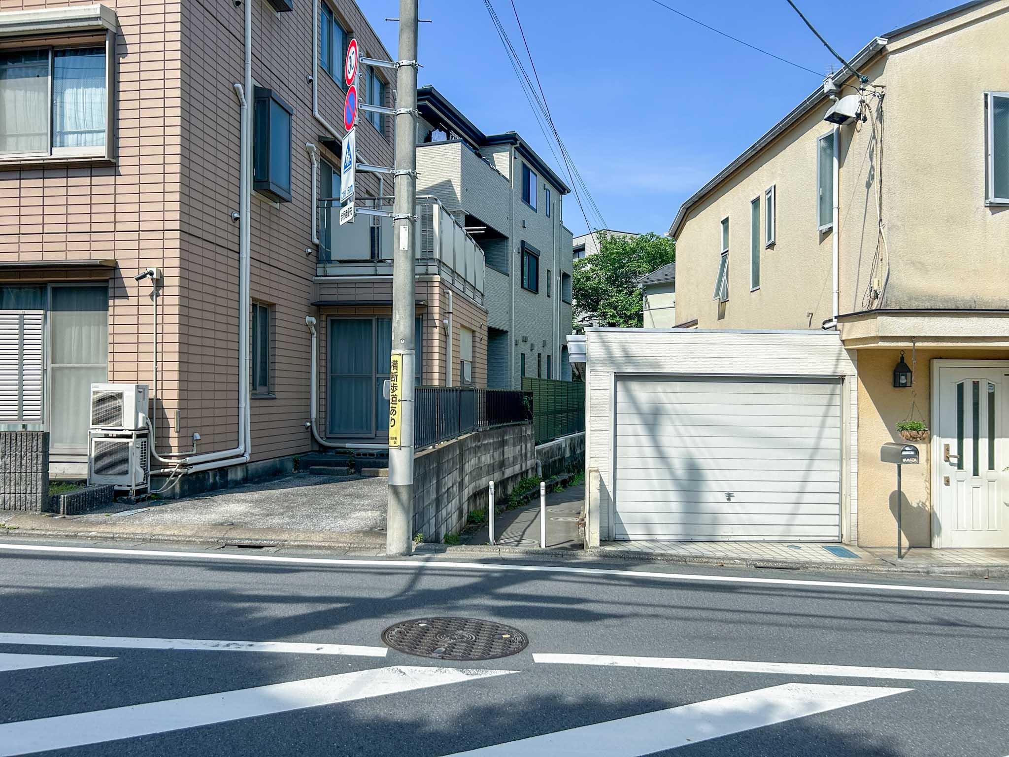 目黒区下目黒の賃貸物件/住宅街の隙間からアプローチ。奥まったところに立っているため、道路側から建物は見えません
