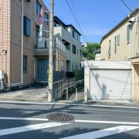 目黒区下目黒の賃貸物件/住宅街の隙間からアプローチ。奥まったところに立っているため、道路側から建物は見えません