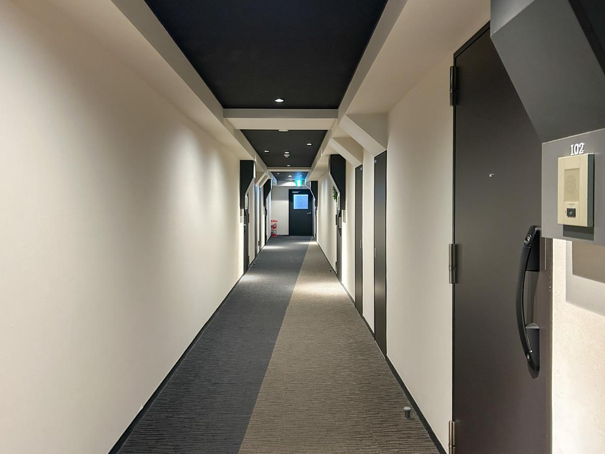 新宿区内藤町の賃貸物件/共用部廊下。カーペット仕様です