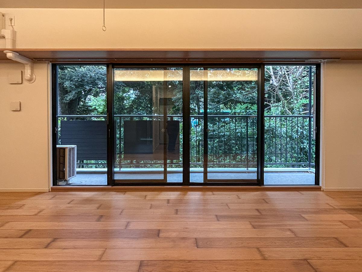 新宿区内藤町の賃貸物件/窓の先には一面の御苑の緑。静寂な趣を感じます