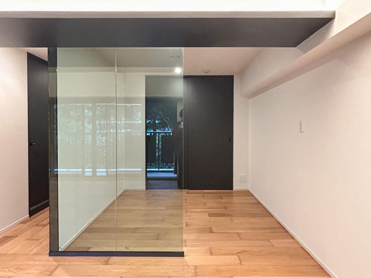 新宿区内藤町の賃貸物件/寝室スペースはガラス戸で緩やかに区切られています