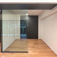 新宿区内藤町の賃貸物件/寝室スペースはガラス戸で緩やかに区切られています