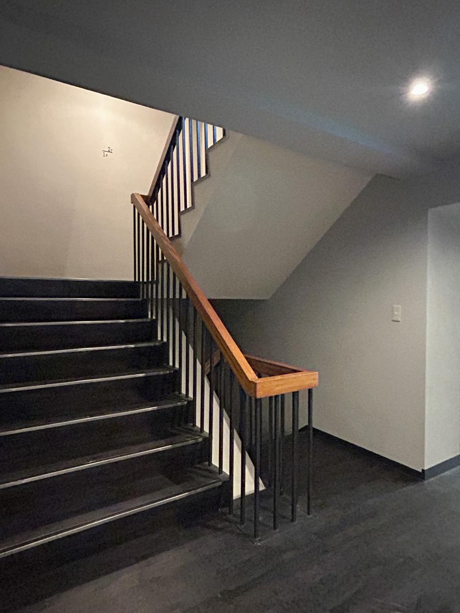 新宿区内藤町の賃貸物件/共用部階段。どこか改修前の雰囲気を残しています