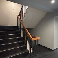 新宿区内藤町の賃貸物件/共用部階段。どこか改修前の雰囲気を残しています