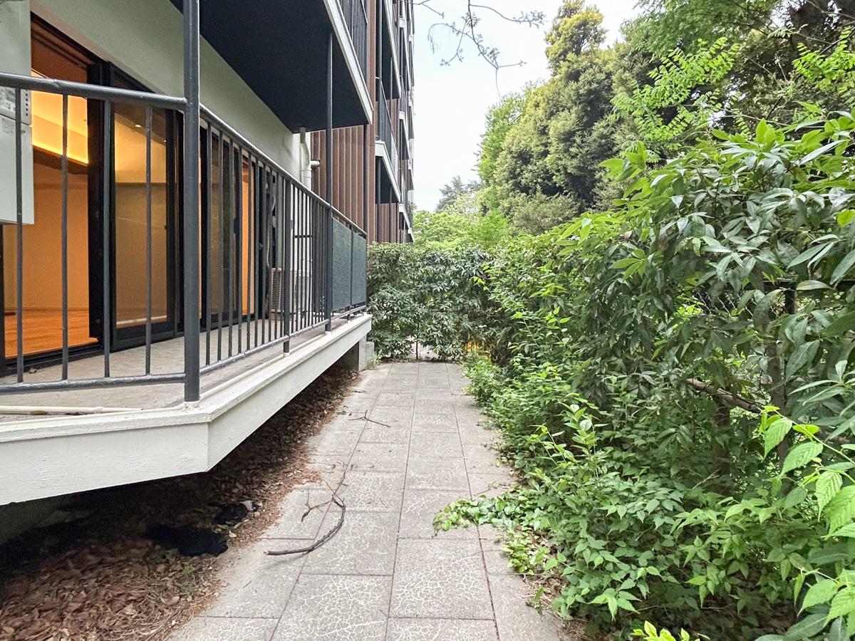 新宿区内藤町の賃貸物件/ベランダの下にもスペースがあります