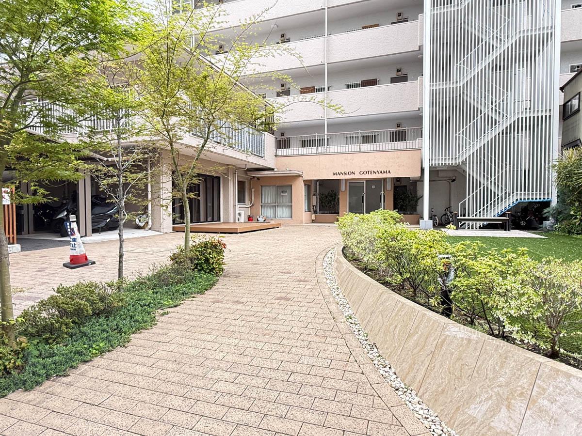 品川区北品川の賃貸物件/エントランス前が広場のようになっています。芝生が敷かれた遊び場スペースや、きれいな集会所が1階にあります