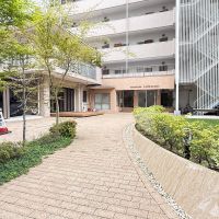 品川区北品川の賃貸物件/エントランス前が広場のようになっています。芝生が敷かれた遊び場スペースや、きれいな集会所が1階にあります