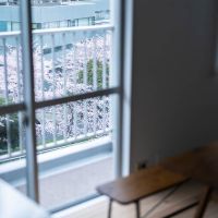 品川区北品川の賃貸物件/窓から桜を見下ろすかたち。なお、サッシは少し古いつくり