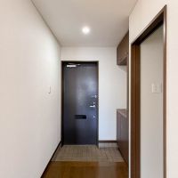 目黒区八雲の賃貸物件/玄関。右手に水回り