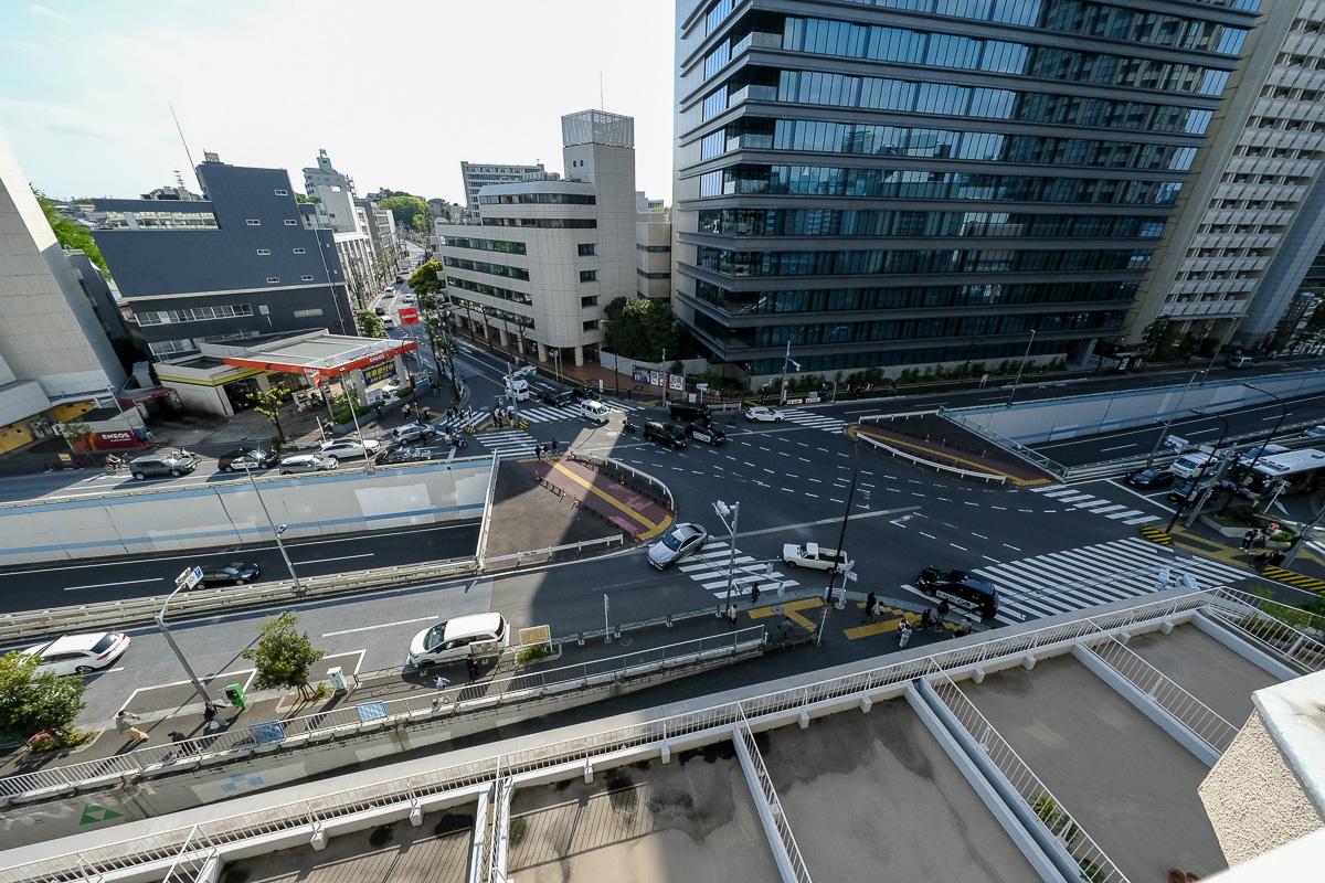 目黒区中目黒の賃貸物件/下を見下ろすと山手通りと、駒沢通りが交わる交差点。7階につきそこまで気にならない印象ですが、窓を開けると車の音は聞こえます