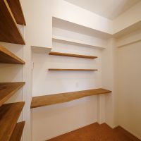 目黒区中目黒の賃貸物件/キッチン背面には収納棚