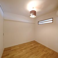 目黒区中目黒の賃貸物件/洋室。壁窓から光を取り込める設計