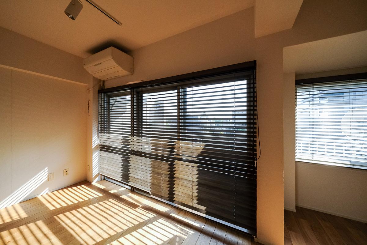 目黒区中目黒の賃貸物件/リビングの窓はウッドブラインド付き（残置物扱い）