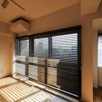 目黒区中目黒の賃貸物件/リビングの窓はウッドブラインド付き（残置物扱い）