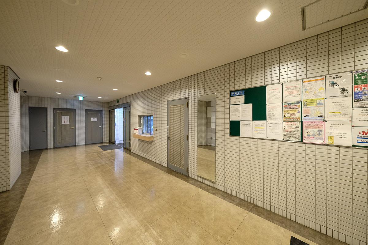 目黒区中目黒の賃貸物件/エントランスホール。古いマンションですが清潔感があります