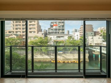 江東区深川の賃貸物件/河をみる午後