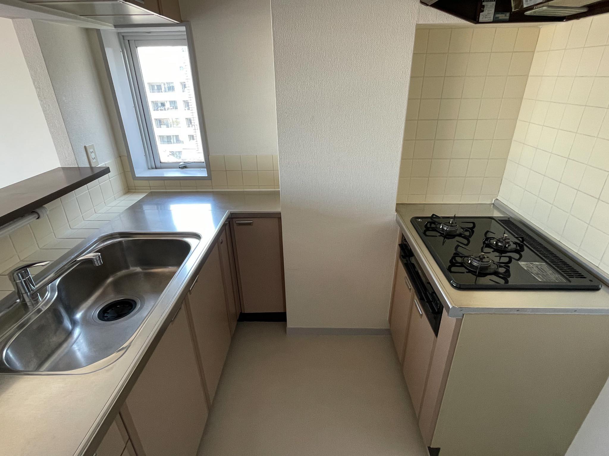 中野区新井の賃貸物件/キッチンは、背面側にガスコンロと冷蔵庫スペースがあるセパレートタイプです